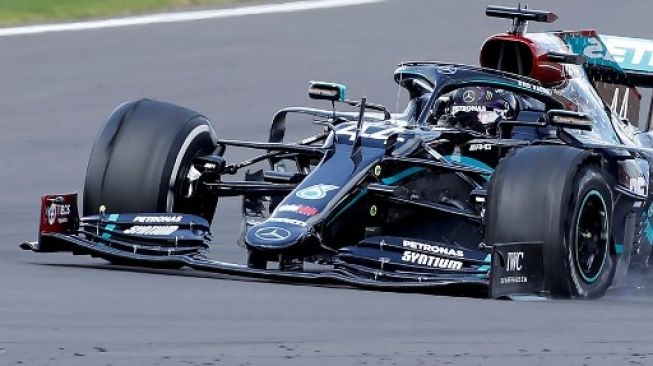 Mobil F1 Mercedes Lewis Hamilton mengalami pecah ban menjelang finis saat balapan F1 GP Inggris di Silverstone. ANDREW BOYERS / POOL / AFP