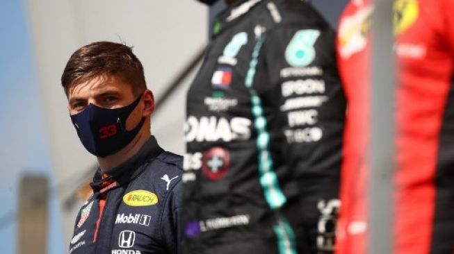 Pebalap Red Bull Max Verstappen naik podium kedua saat balapan F1 GP Inggris di sirkuit Silverstone. Bryn Lennon / POOL / AFP