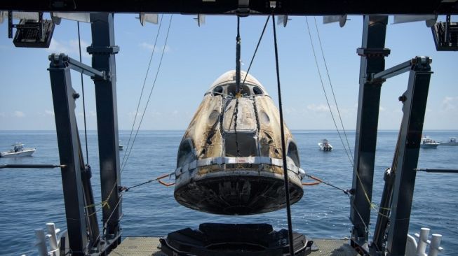 SpaceX Dragon berhasil menyelesaikan misi dan kembali ke Bumi. [Bill INGALLS / NASA / AFP]