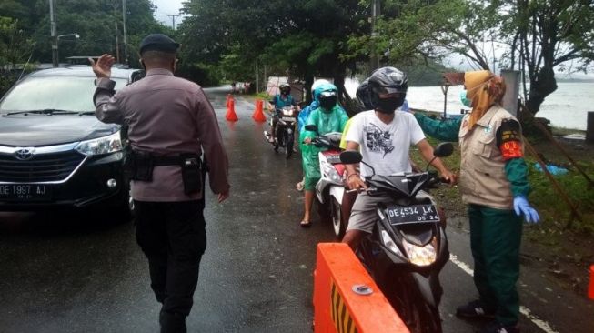 Pemeriksaan pengguna jalan saat PSBB transisi di Kota Ambon. [Antara]