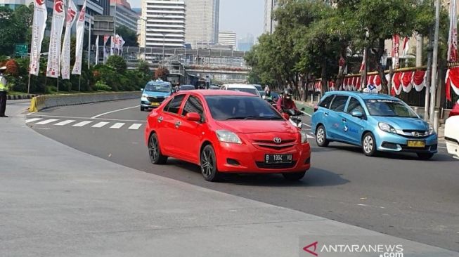 Kendaraan pribadi bernomor polisi genap ditemukan melanggar aturan ganjil genap dari Jalan MH Thamrin menuju Jalan Medan Merdeka Barat, Senin (3/8/2020). [ANTARA/Livia Kristianti]. 