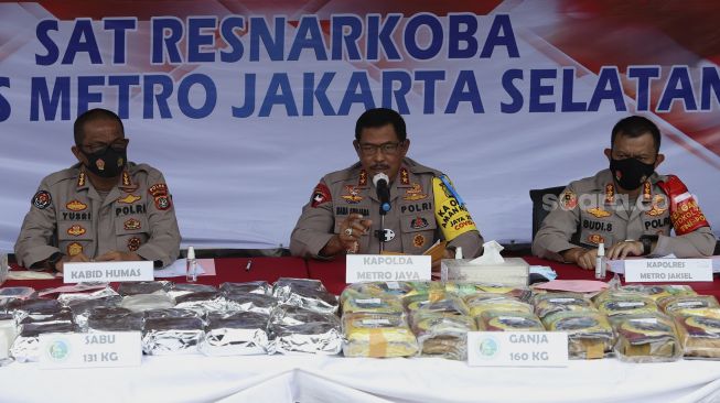 Kapolda Metro Jaya Irjen Pol Nana Sudjana (tengah) didampingi Kabid Humas Polda Metro Jaya Kombes Yusri Yunus (kiri) dan Kapolres Metro Jakarta Selatan Kombes Pol Budi Sartono (kanan) memberikan keterangan kepada awak media saat menggelar konferensi pers kasus narkoba jaringan lintas Sumatera-Jawa di halaman Polres Metro Jakarta Selatan, Senin (3/8/2020). [Suara.com/Angga Budhiyanto]