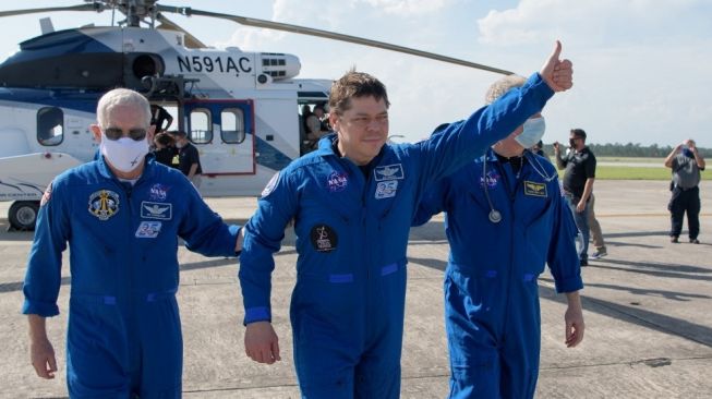 SpaceX Crew Dragon, astronot Bob Behnken (tengah), berhasil menyelesaikan misi dan kembali ke Bumi. [Bill INGALLS / NASA / AFP]