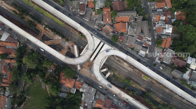 Foto udara perkembangan proyek jalan layang (Flyover) tapal kuda di kawasan Lenteng Agung, Jakarta, Senin (3/8/2020). [Suara.com/Angga Budhiyanto]