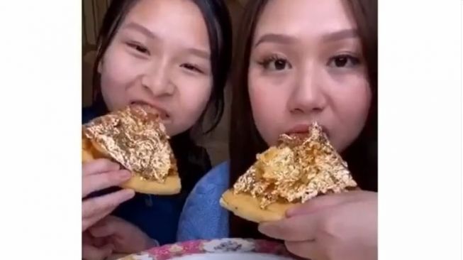 Netizen Ini Bikin Pizza Emas di Kamar, Kilaunya Bikin Silau Check!