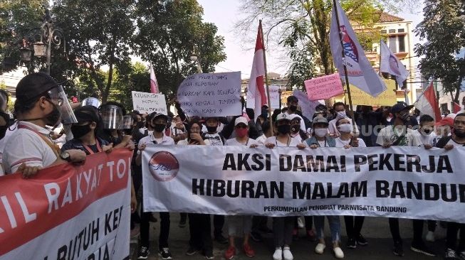Para pekerja hiburan malam Kota Bandung menggelar aksi damai di Balai Kota Bandung, Jawa Barat, Senin (3/8/2020). [Suara.com/Cesar Yudistira]