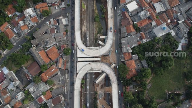 Foto udara perkembangan proyek jalan layang (Flyover) tapal kuda di kawasan Lenteng Agung, Jakarta, Senin (3/8/2020). [Suara.com/Angga Budhiyanto]