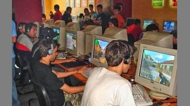 Masih Pakai Monitor Tabung, Potret Kejayaan Game CS Ini Bikin Nostalgia