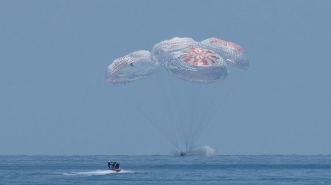 SpaceX Crew Dragon berhasil menyelesaikan misi dan kembali ke Bumi. [Bill INGALLS / NASA / AFP]