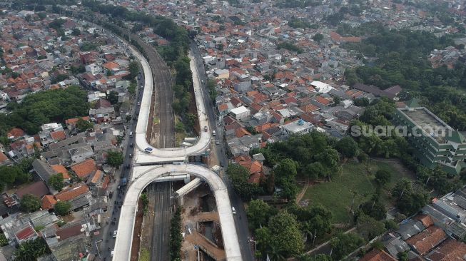 Foto udara perkembangan proyek jalan layang (Flyover) tapal kuda di kawasan Lenteng Agung, Jakarta, Senin (3/8/2020). [Suara.com/Angga Budhiyanto]