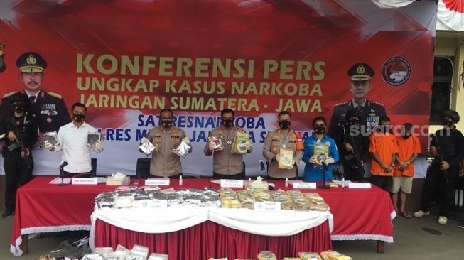 Pakai Buku LKS, Taktik Bejo dan Kentang Edarkan Sabu-sabu dan Ganja