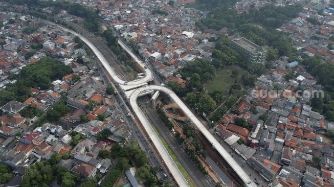 Foto udara perkembangan proyek jalan layang (Flyover) tapal kuda di kawasan Lenteng Agung, Jakarta, Senin (3/8/2020). [Suara.com/Angga Budhiyanto]