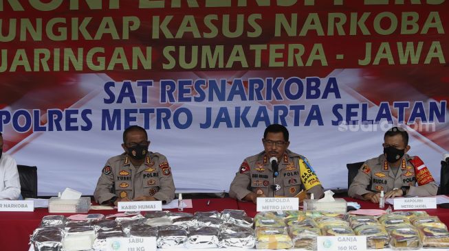 Kapolda Metro Jaya Irjen Pol Nana Sudjana (tengah) didampingi Kabid Humas Polda Metro Jaya Kombes Yusri Yunus (kiri) dan Kapolres Metro Jakarta Selatan Kombes Pol Budi Sartono (kanan) memberikan keterangan kepada awak media saat menggelar konferensi pers kasus narkoba jaringan lintas Sumatera-Jawa di halaman Polres Metro Jakarta Selatan, Senin (3/8/2020). [Suara.com/Angga Budhiyanto]