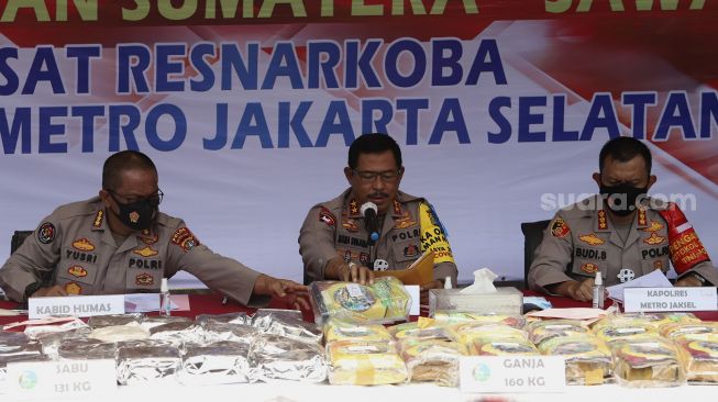 Kapolda Metro Jaya Irjen Pol Nana Sudjana (tengah) didampingi Kabid Humas Polda Metro Jaya Kombes Yusri Yunus (kiri) dan Kapolres Metro Jakarta Selatan Kombes Pol Budi Sartono (kanan) memberikan keterangan kepada awak media saat menggelar konferensi pers kasus narkoba jaringan lintas Sumatera-Jawa di halaman Polres Metro Jakarta Selatan, Senin (3/8/2020). [Suara.com/Angga Budhiyanto]