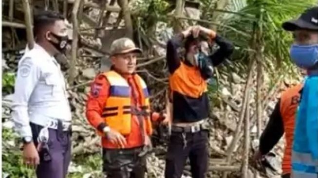 Cek Tanggul Jebol, Perahu yang Ditumpangi Wali Kota Gorontalo Terbalik