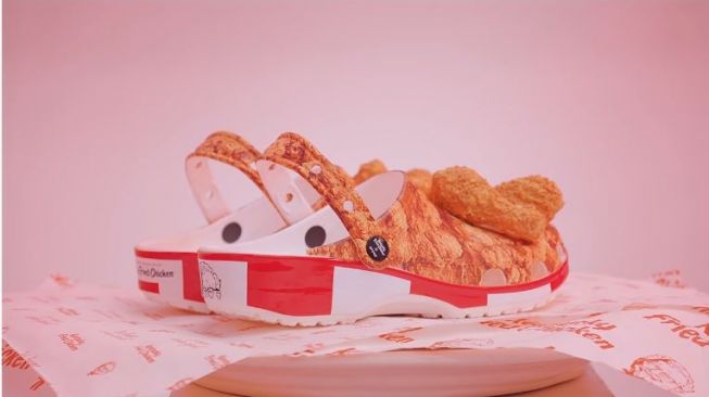 KFC dan Crocs  Rilis Sandal  Rasa Ayam Goreng Langsung 