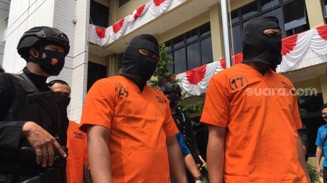 Bejo dan Kentang, dua tersangka kasus peredaran sabu dan ganja di Mapolres Metro Jakarta Selatan. (Suara.com/Arga).