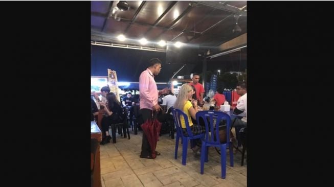 Demi Tugas Sekolah Anaknya, Seorang Ayah Rela Ngemis Like di Restoran