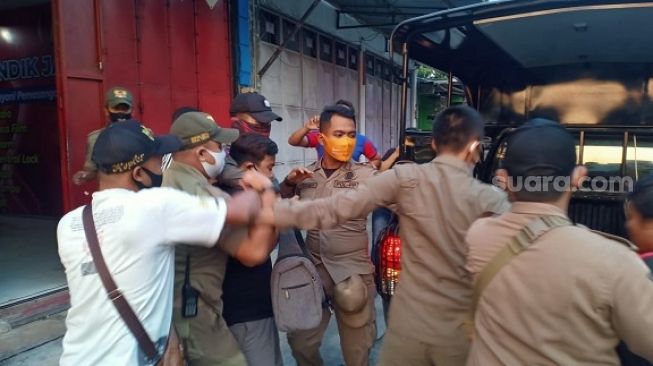 Suami di Kediri Ngamuk saat Pergoki Istrinya Asyik Indehoi di Ruko