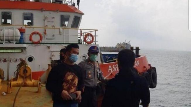 Awak Tugboat Mabuk Tikam Rekannya Sendiri di Pelabuhan Tanjung Sengkuang