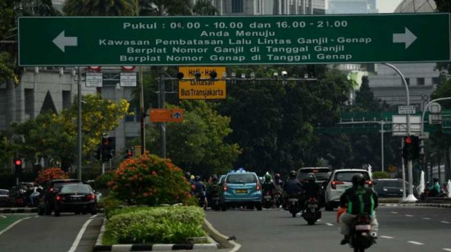 Para Pekerja Memilih Nebeng untuk Siasati Ganjil Genap