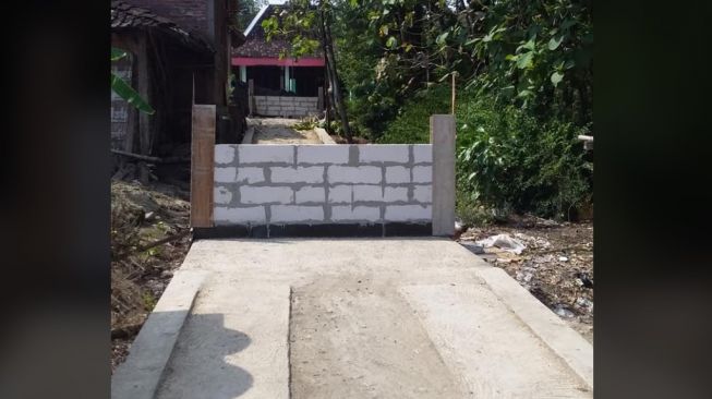 Potret Jalan Kampung Diportal Pagar Beton, Warganet Heran Berjamaah