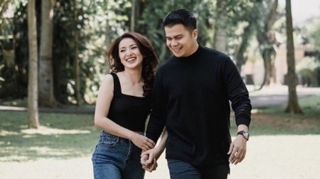 Rosiana Dewi dan Handika Pratama [Instagram/@rsn.dw]