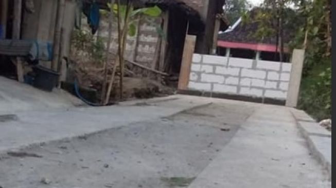 Potret jalan kampung yang ditutup menggunakan pagar beton (Facebook)