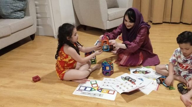 Arumi Bachsin bermain bersama dua anaknya. [Instagram]