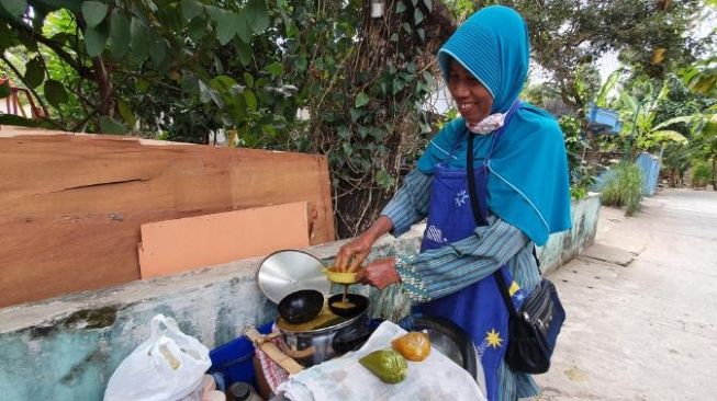 Penjual jamu keliling di Desa Wisata Jamu Gendong Kiringan, Desa Canden, Jetis, Bantul, Selasa (4/8/2020). [Suara.com/Hiskia]