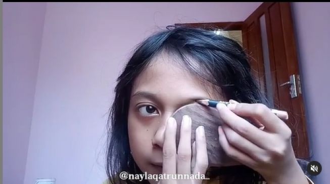 3 Tips Bikin Alis Rapi ala Beauty Vlogger Cilik, Bisa Pakai Centong Nasi!