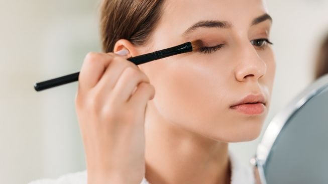 Ilustrasi perempuan menggunakan eyeshadow. (Shutterstock)