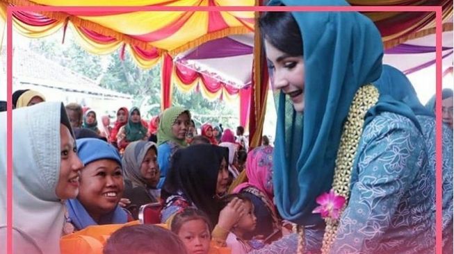 Arumi Bachsin memperingati Hati Kartini. [Instagram]