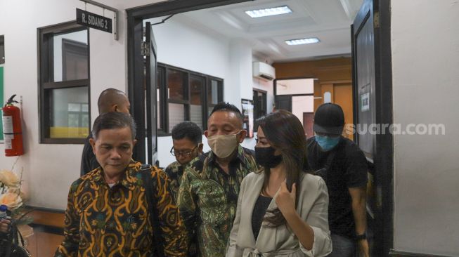 Pedangdut Jenita Janet saat keluar dari ruang sidang di Pengadilan Agama Bekasi, Jawa Barat, Selasa (4/8). [Suara.com/Alfian Winanto]