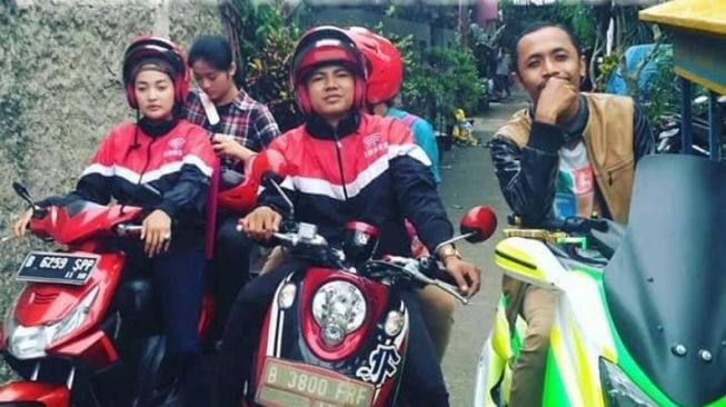 Lian Rahman (tengah) membintangi sinetron Tukang Ojek Pengkolan. [Instagram]