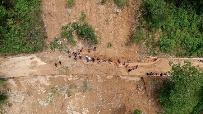 Foto aerial warga bergotong royong membersihkan material longsor di Desa Olele, Kabupaten Bone Bolango, Gorontalo, Selasa (4/8/2020). [ANTARA FOTO/Adiwinata Solihin]