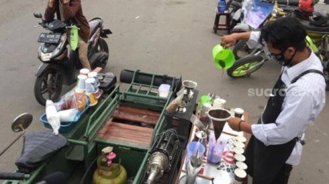 Adyos Triwicaksono, jual kopi keliling Sumatera. (Suara.com/Rio)