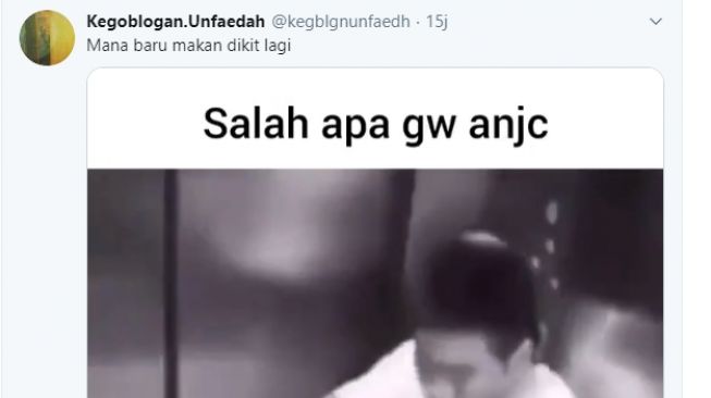 Seorang pria terkejut setelah makanannya dilempar ke orang tak dikenal dari dalam liff. - (Twitter/@kgblgnunfaedh)