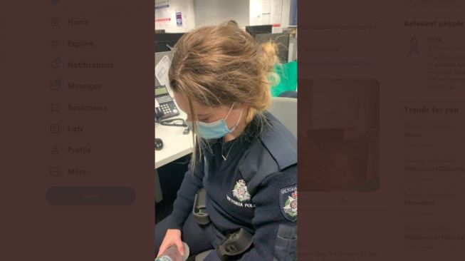 Seorang polwan Victoria jadi korban kekerasan setelah mengingatkan untuk memakai masker [Twitter/@PoliceAssocVIC}