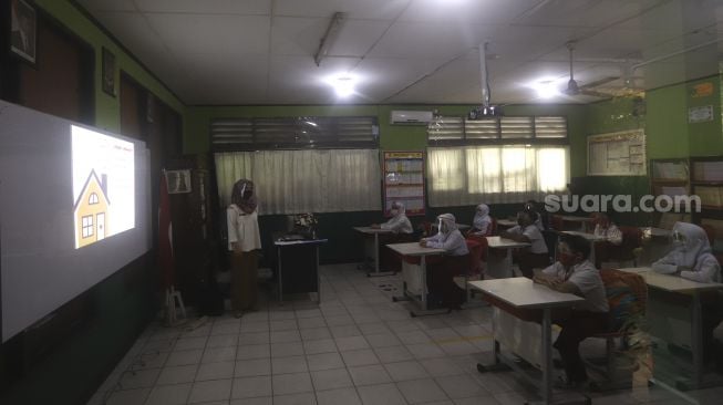 Sejumlah siswa mengikuti uji coba pembelajaran tatap muka dengan menerpkan protokol kesehatan di SDN Pekayon Jaya VI, Kota Bekasi, Jawa Barat, Selasa (4/8/2020). [Suara.com/Angga Budhiyanto]