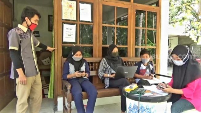 Suasana belajar daring di rumah salah seorang warga Kopat, Karangsari, Pengasih, Kulon Progo yang menyediakan wifi gratis, Selasa (4/8/2020). - (SuaraJogja.id/Hiskia Andika)