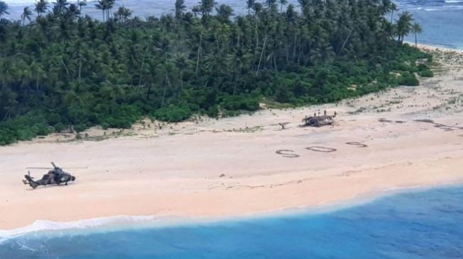 3 Pelaut Mikronesia yang Terdampar Tulis SOS di Pasir. (BBC/Pemerintah Australia)