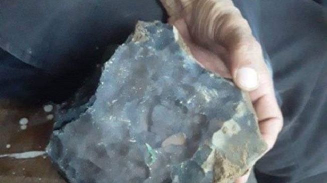 Batu diduga meteor jatuh menimpa rumah warga Tapanuli Tengah. (Foto: Facebook)