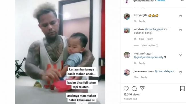 Seorang pria dengan tato memenuhi tubuhnya, piawai menyuapkan bubur ke anaknya. - (Instagram/@gossip.mantaao)