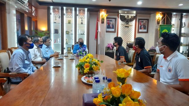 Pertemuan manajemen Persija yang diwakili oleh Bambang Pamungkas alias Bepe dengan Bupati Bantul, Suharsono, terkait izin penggunaan Stadion Sultan Agung, Selasa (4/8/2020). (dok. Persija Jakarta).