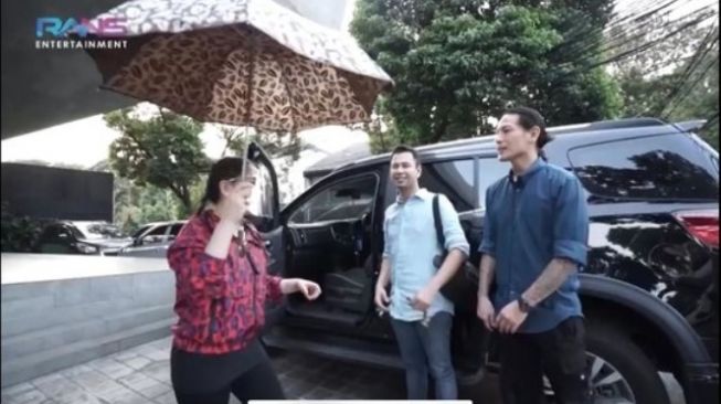 Geledah Mobil Chef Juna, Nagita Slavina Dibikin Heran dengan Benda Ini