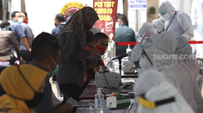 Petugas kesehatan mendata pegawai KPU dan Wartawan yang hendak mengikuti tes usap (swab test) secara massal di Gedung Komisi Pemilihan Umum Republik Indonesia ((KPU RI) Jakarta, Selasa (4/8/2020). [Suara.com/Angga Budhiyanto] 