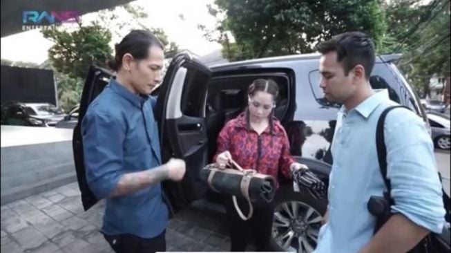 Raffi dan Nagita menemuan sebuah tas berisi pisau di dalam mobil Chef Juna (Youtube)