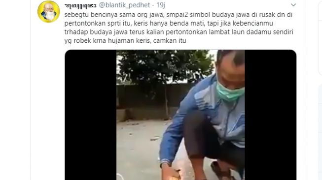 Sekelompok pria menghancurkan keris di suatu tempat menggunakan pemotong besi. - (Twitter/@blantik_pedhet)