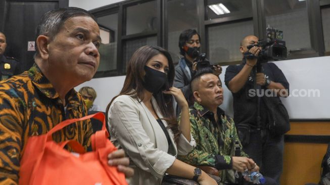 Pedangdut Jenita Janet saat menghadiri sidang gugatan harta dengan mantan suaminya, Alief Nurmaulid di ruang sidang Pengadilan Agama Bekasi, Jawa Barat, Selasa (4/8). [Suara.com/Alfian Winanto]